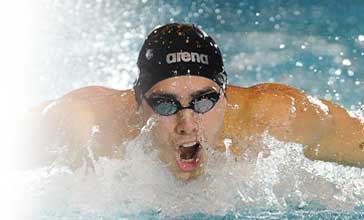 Nageur portant bonnet et lunette de natation