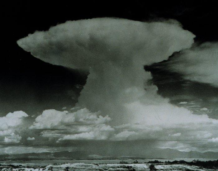 Photo de cumulonimbus. On observe très bien la forme d'enclume de ses nuages, c'est à dire étalé à son sommet et plus fin en dessous. Photo de cumulonimbus. On observe très bien la forme d'enclume de ses nuages, c'est à dire étalé à son sommet et plus fin en dessous.
