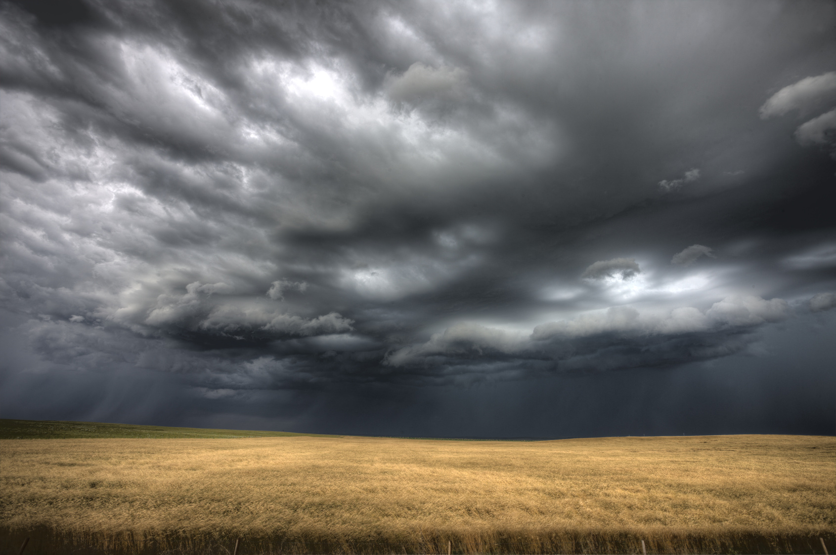 Nuages noirs, annonciateurs de pluie et d'orage.