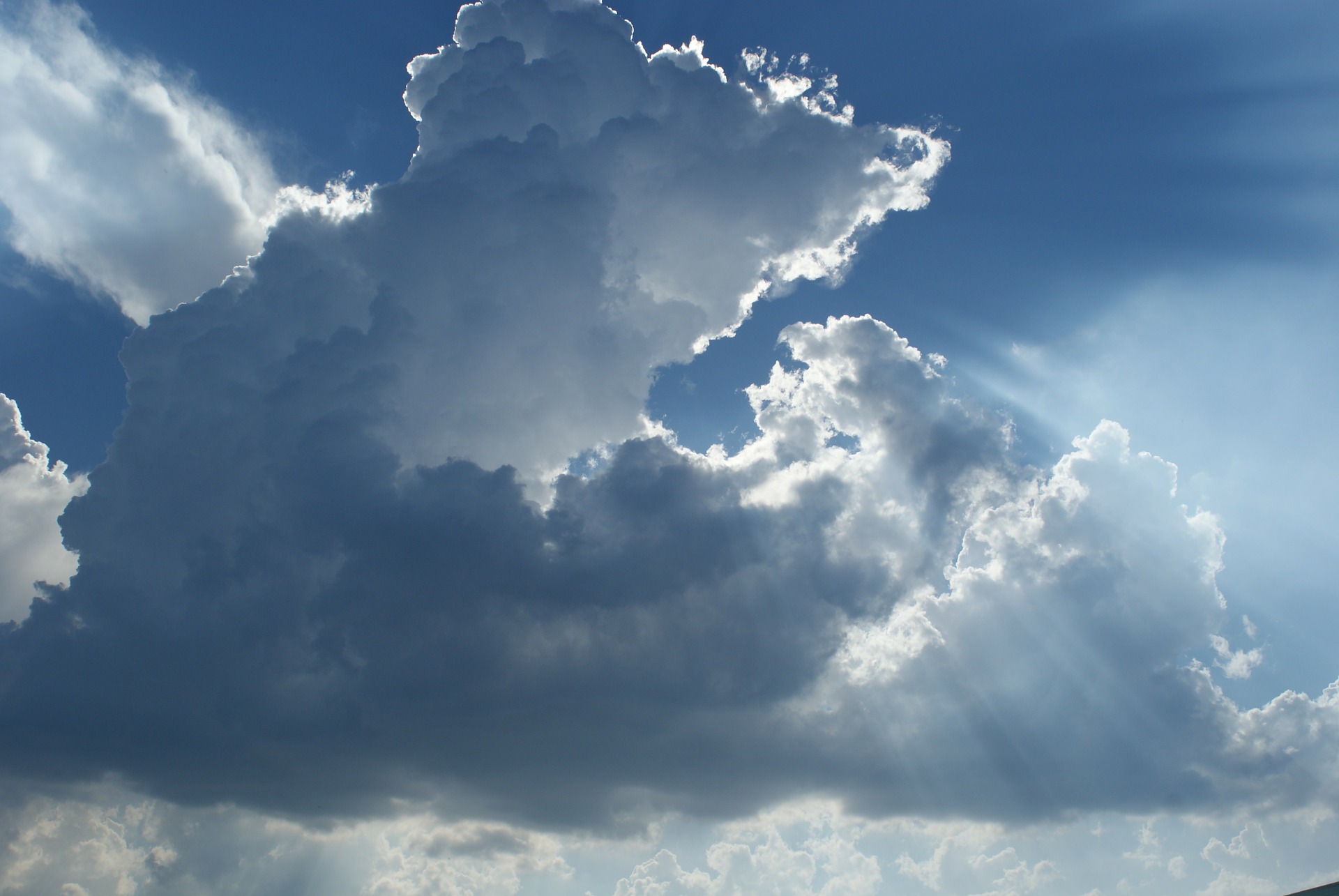 On voit un gros nuage.