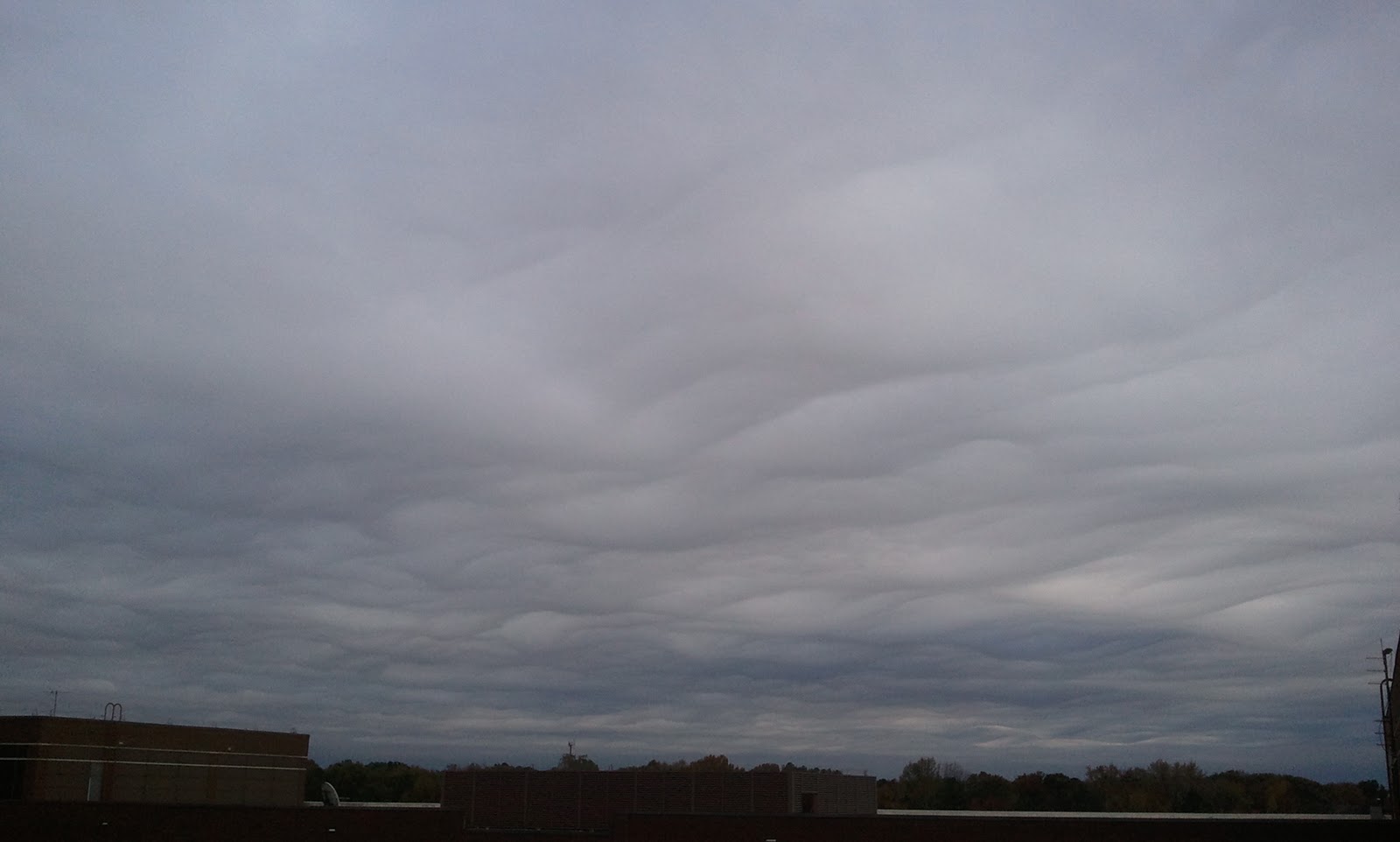 Altrostratus couvrant entirement le ciel. Ils sont de couleur grise.