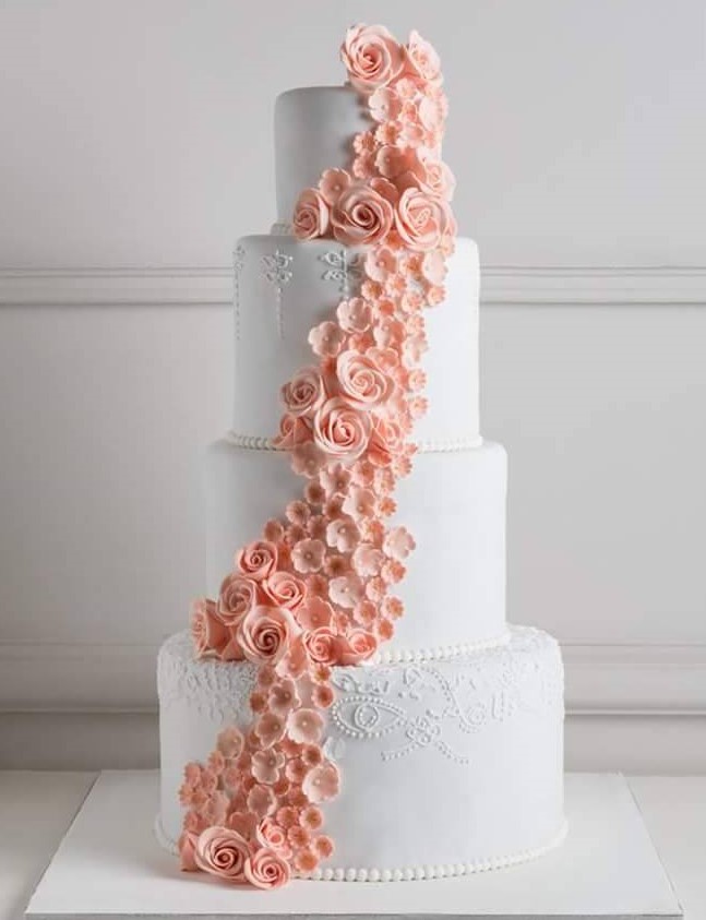 gteau de mariage blanc avec des roses