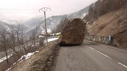 Route bloque par un rocher