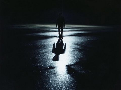 Homme disparraissant dans le noir
