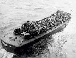 photographie d'une barge de dbarquement avec ses hommes a son bord