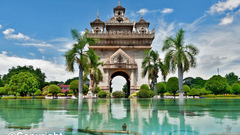 Vue de la faade d'un temple au Laos