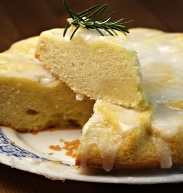 gateau au vin blanc et glacage au romarin avec une part dcoupe