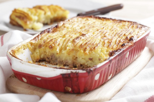 hachis parmentier dans un plat rouge rectangulaire