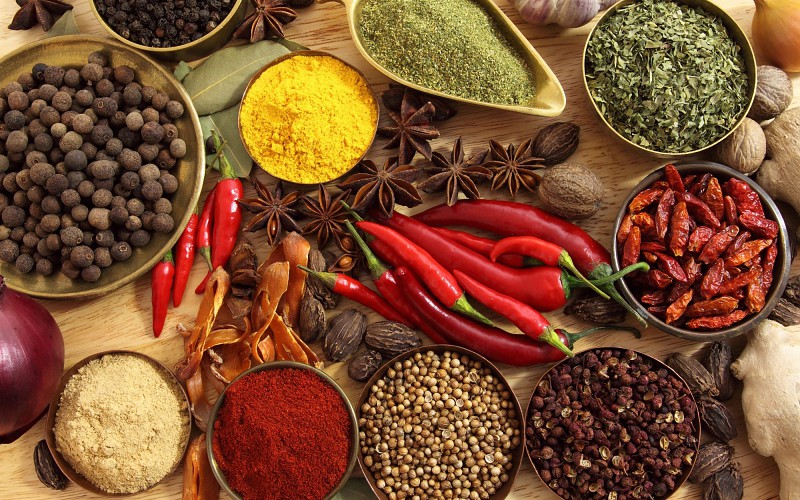 assortissement d'epices, de piments et autre assaisonements sur une table