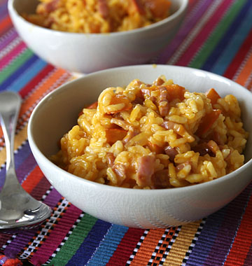 risotto au potimarron et lardon dans un bol avec une nappe colore