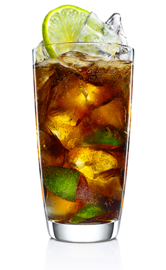 Verre de Cola Libre avec quartier de citron vert et glaons