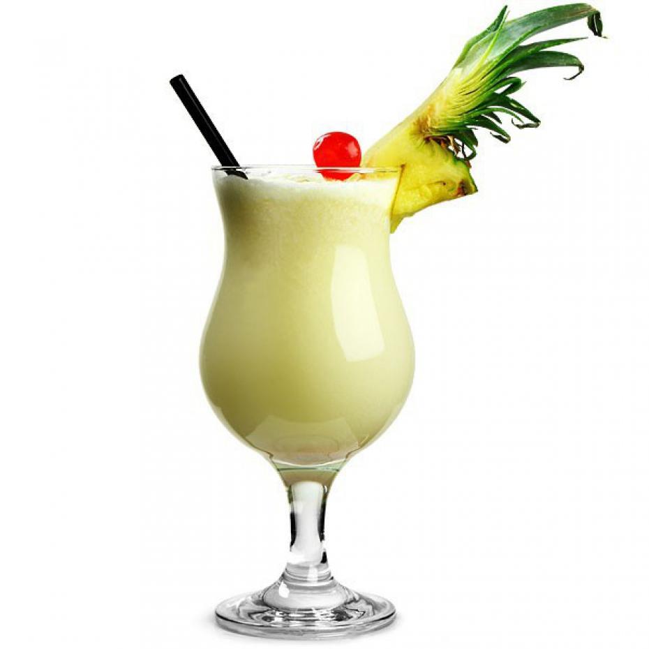 Verre de Virgin Pina Colada avec morceau d'ananas et cerise confite