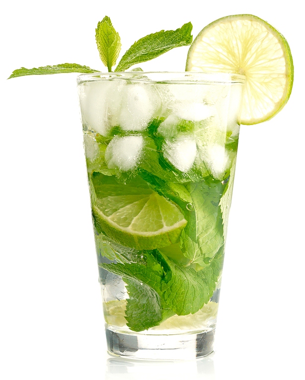 Verre de Virgin Mojito avec tranche de citron vert et feuille de menthe