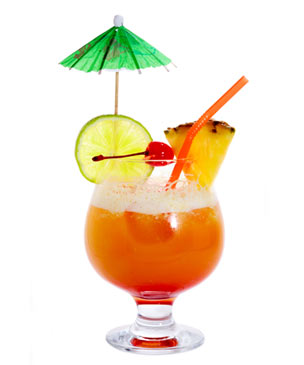 Verre de Punch Planteur avec tranche d'ananas, rondelle de citron, cerise confite, et petit parasol en papier en dcoration
