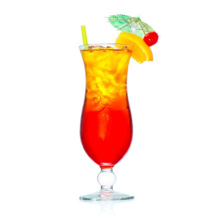 Verre de Sex on the beach avec tranche d'orange, cerise confite et petit parasol en papier en dcoration
