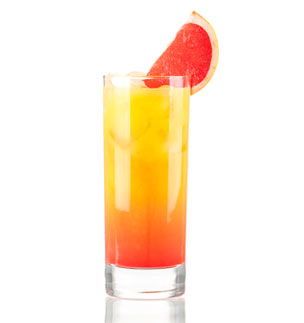Verre de Tequila Sunrise avec quartier de pamplemousse en dcoration