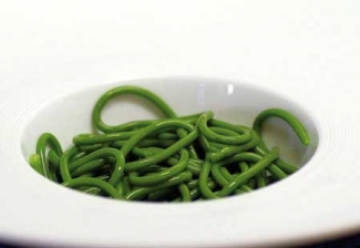 photographie de spaghettis au pesto et pinards