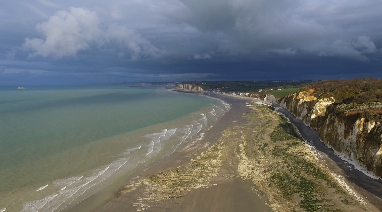 image aérienne d'une falaise normande