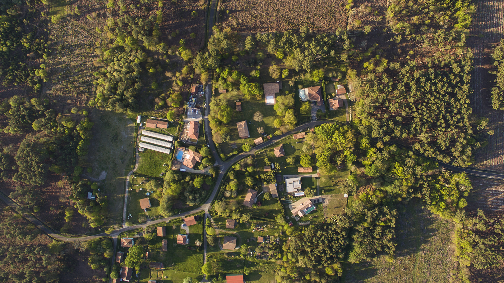 image aérienne d'un village Aquitain