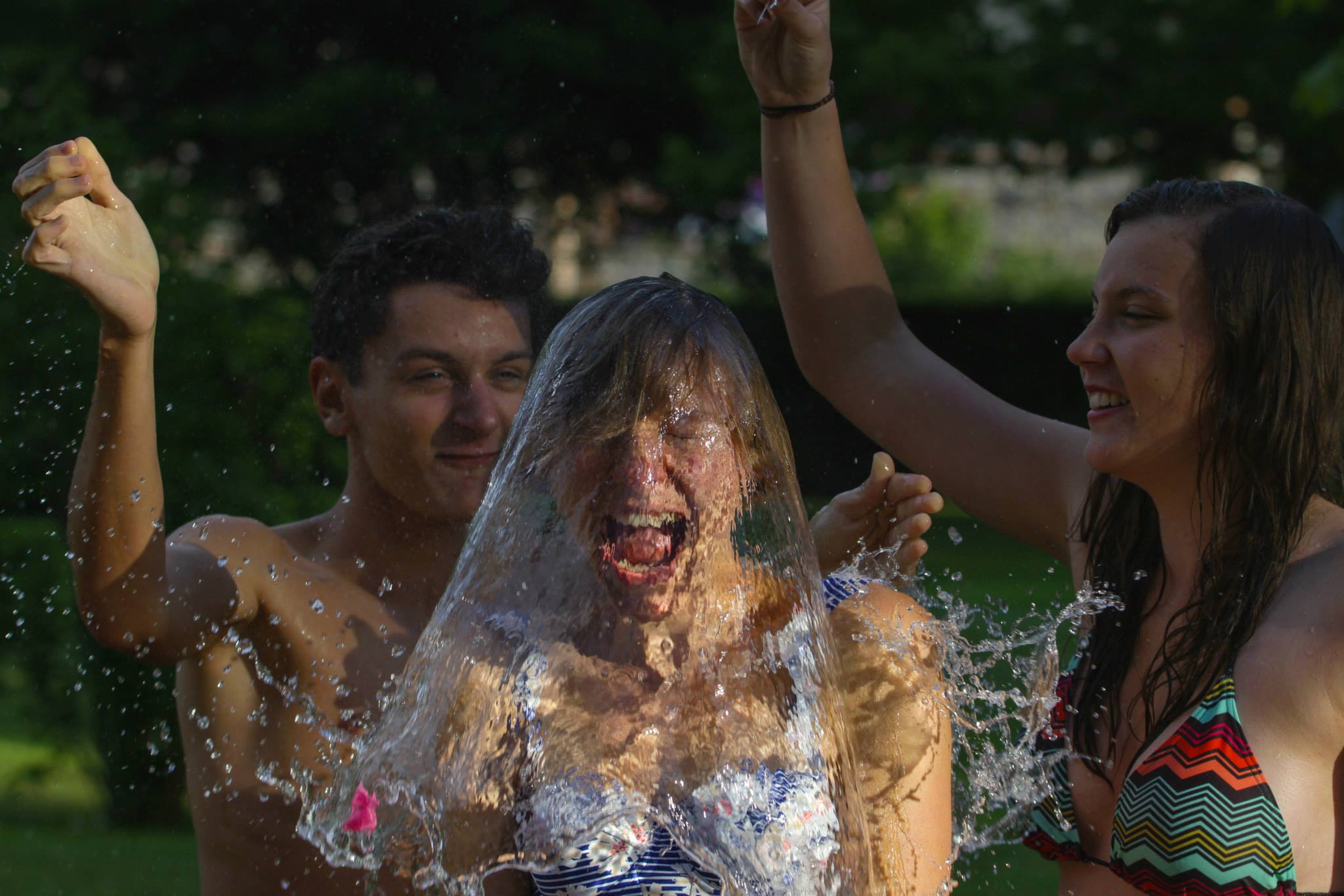 jeune fille recevant une bombe à eau sur la tête