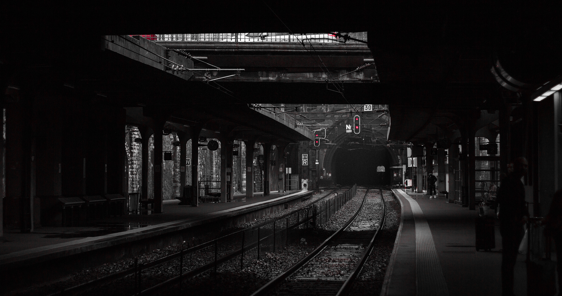 Photo d'un quai de train sous la pluie