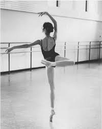 Danseuse en attitude derriere