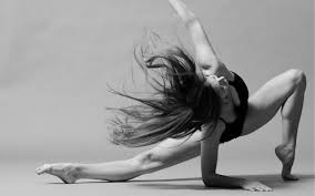 Danseuse effectuant un pli  gauche sur une seule jambe. Le pied gauche et en demi pointe, le pied droite en pointe. La photo est en noir et blanc