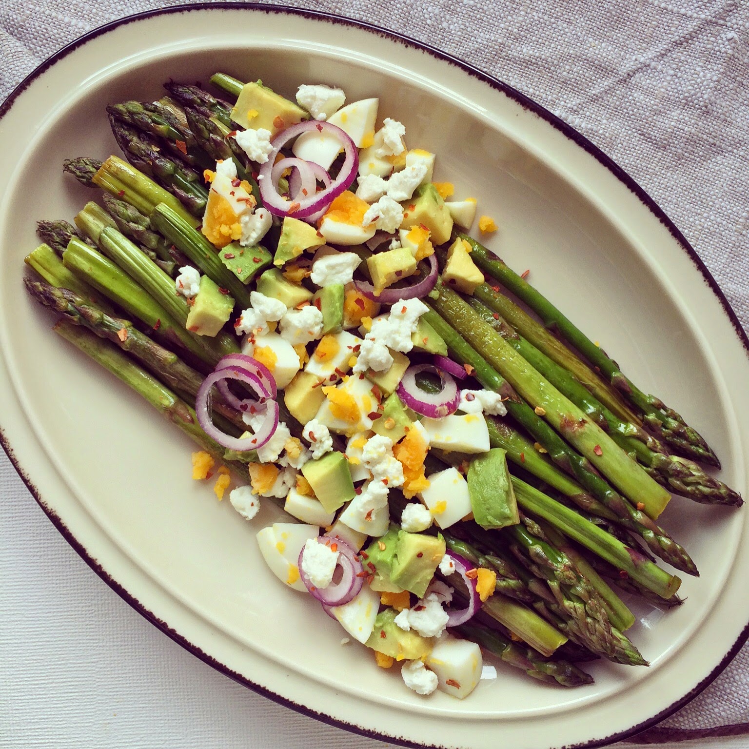 Assiette d'asperges vertes grillées et son accompagnement