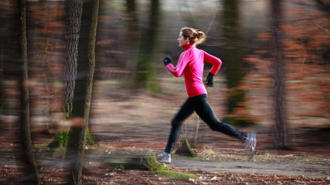 coureuse pratiquant le fartlek en forêt