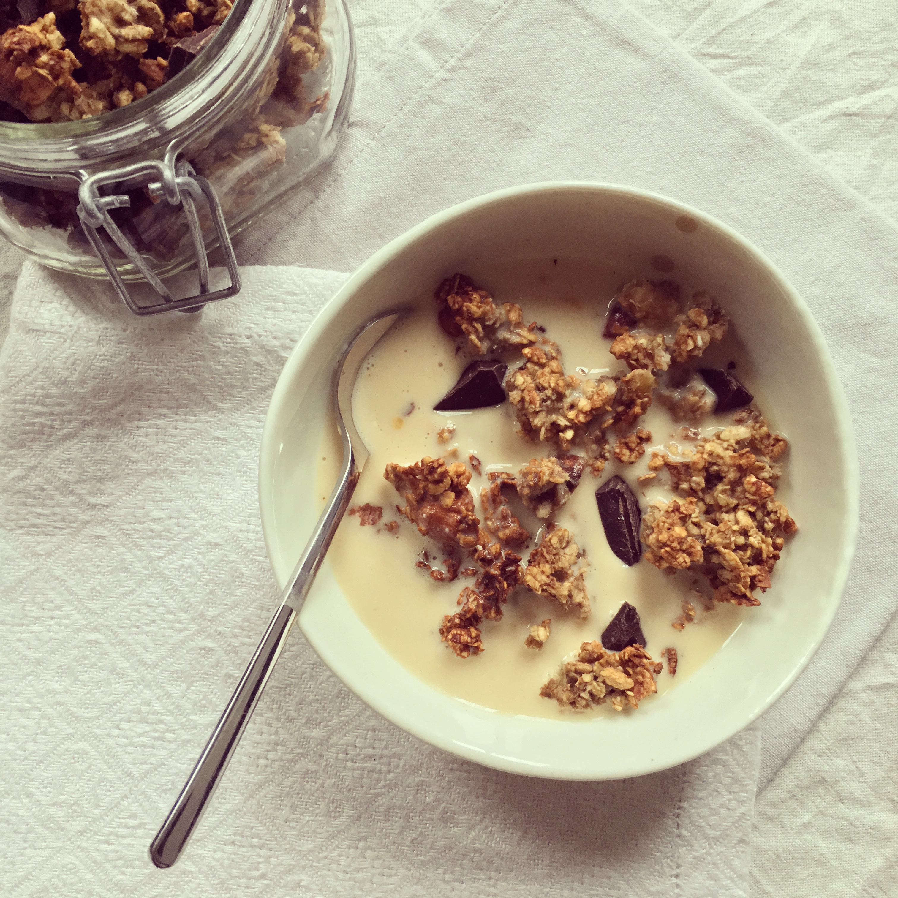bol de granola banane noisette et chocolat