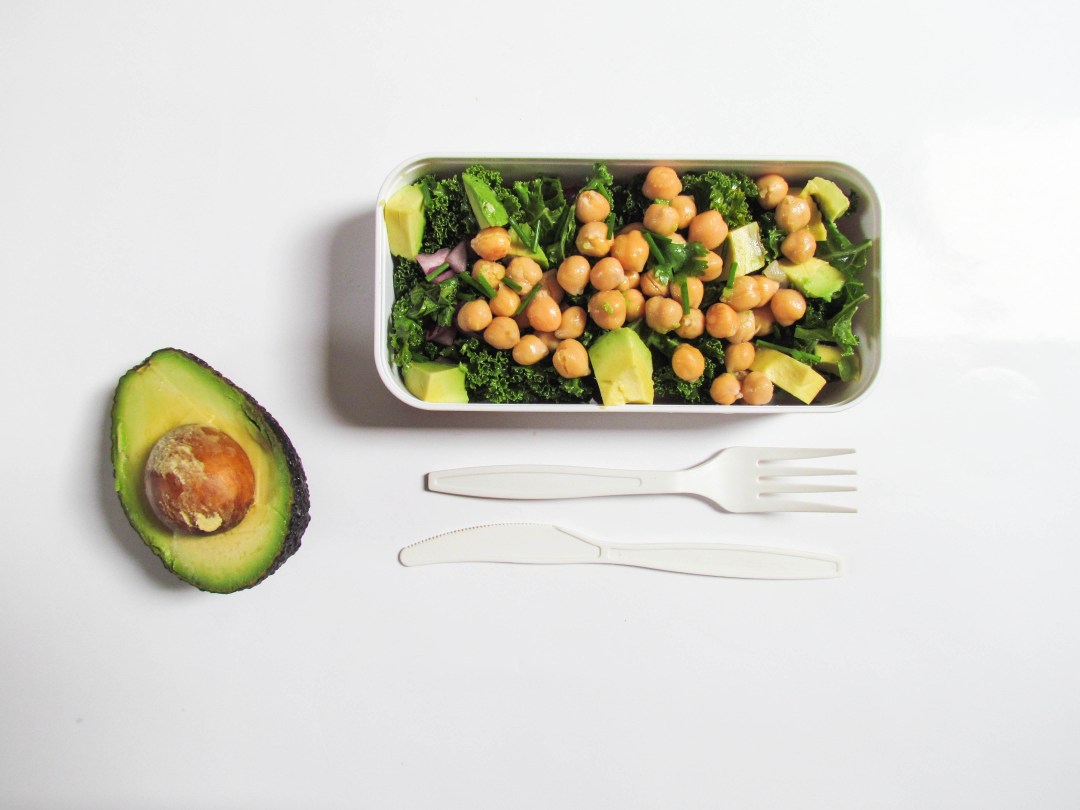 Lunchbox composée avec des pois chiche du chou et des avocats