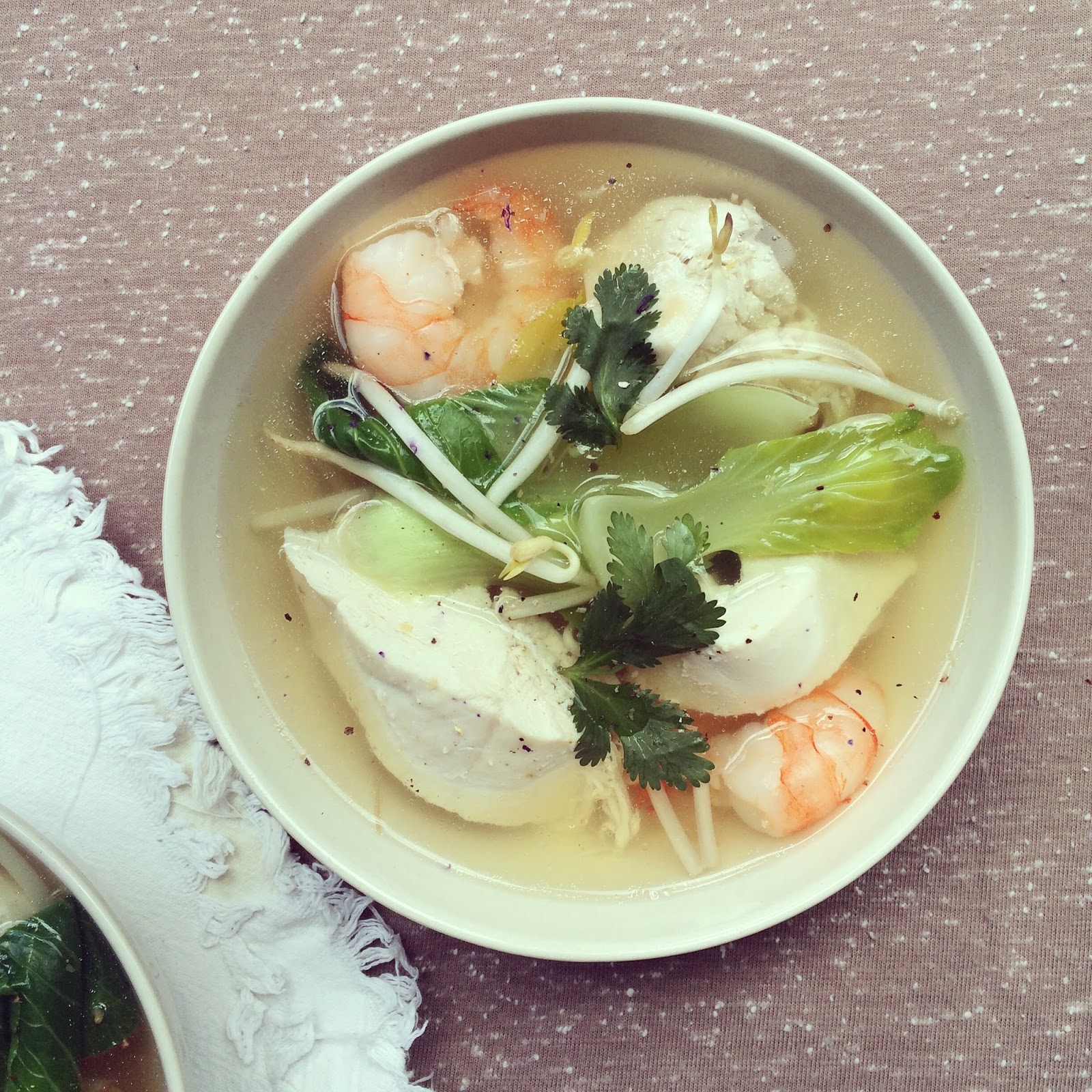 Bol de bouillon de poulet et crevettes