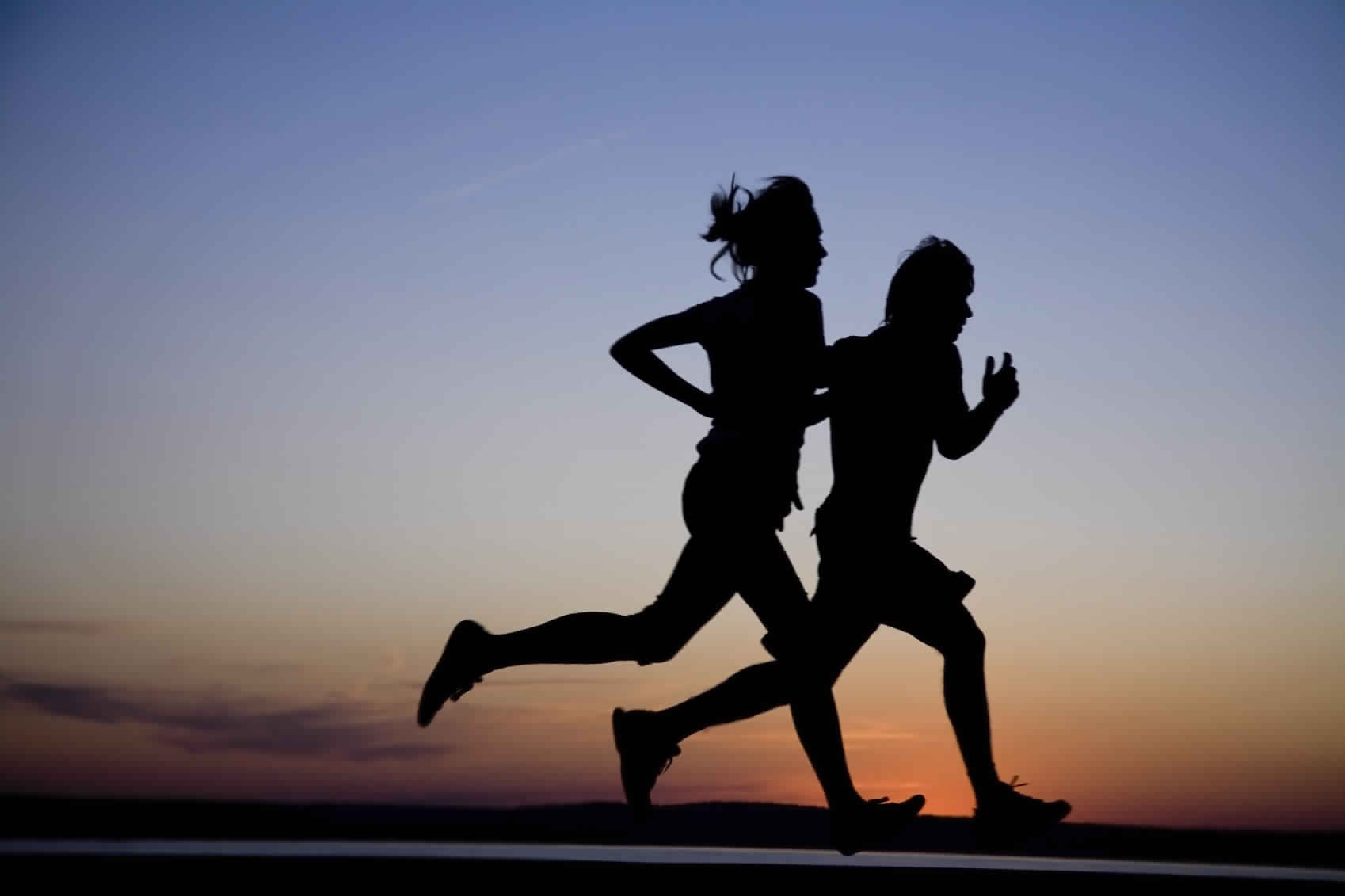 deux coureurs au crépuscule