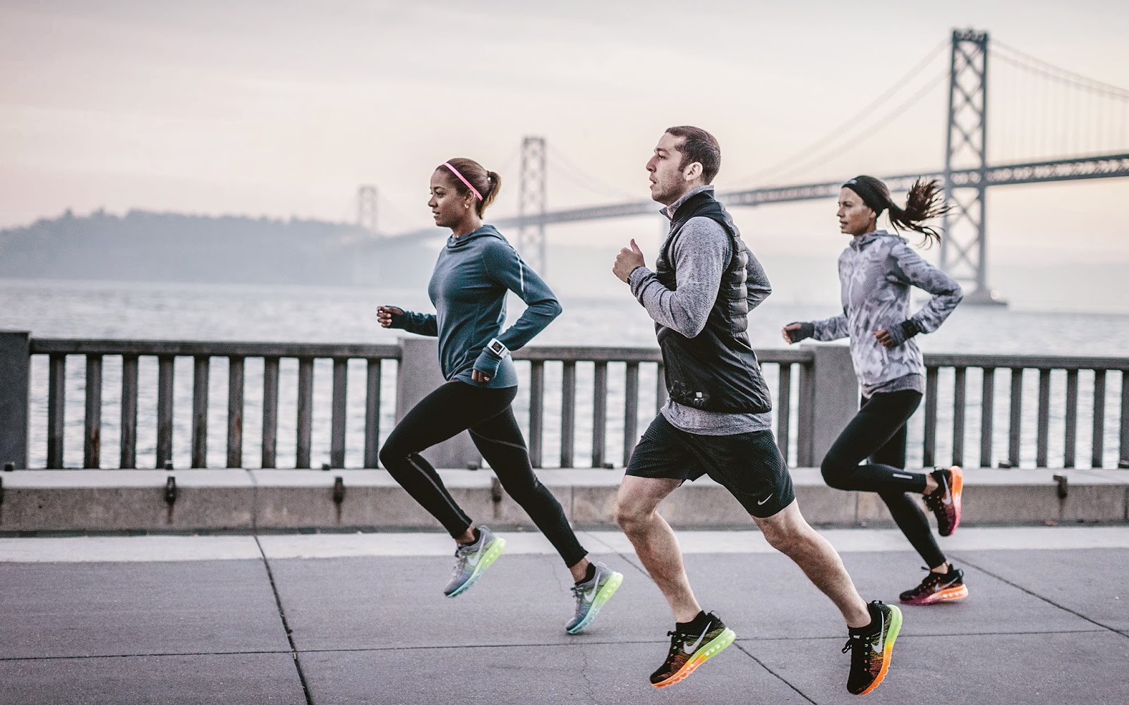 trois coureurs sur un pont