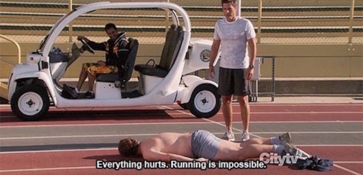 Un homme est allongé par terre sur la piste d'un stade. Deux autres, un en voiture, l'autre à pied, sont debout et le regardent. Sous l'homme allongé est affiché le sous-titre "everything hurts, running is impossible".