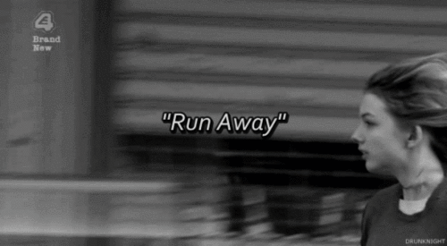 gif décoratif en début de chapitre - jeune femme qui court - il est écrit en blanc, au centre Run Away