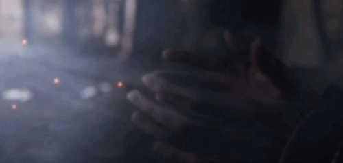 image décorative de début de partie, gif où l'on voit deux mains se lever pour attraper des lucioles